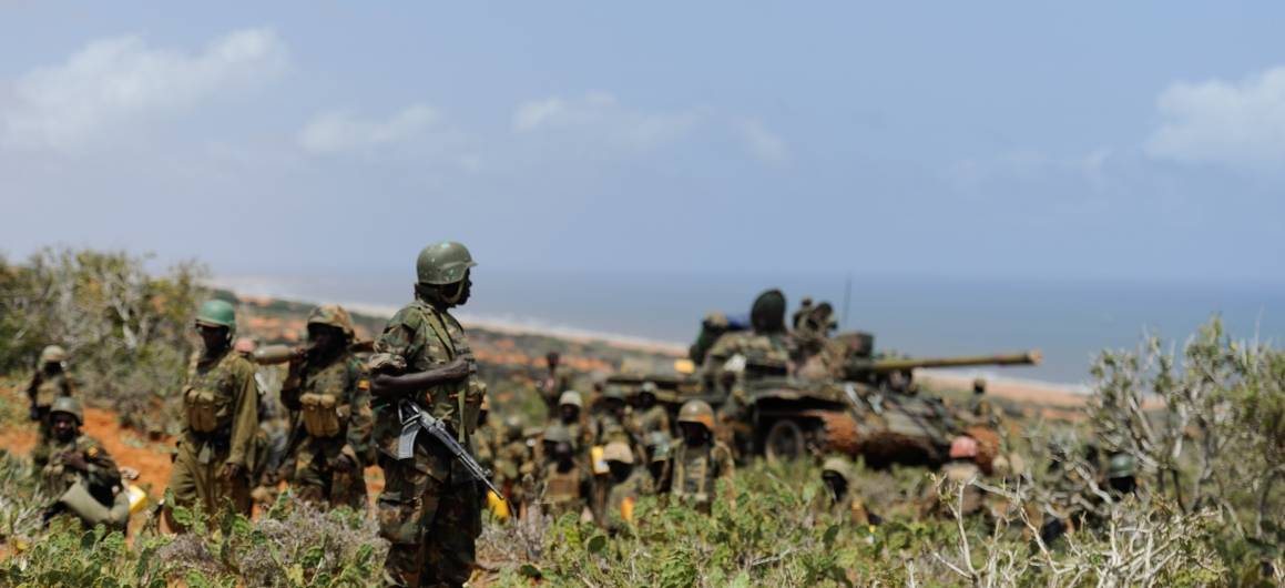 Afrikan unionin rauhanturvajoukot AMISOM tukee Somalian hallitusta taistelussa al-Shabaabin kaltaisia kapinallisryhmiä vastaan. Kuva: YK:n kuva/Tobin Jones.
